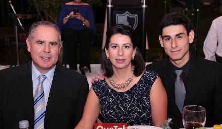  Rodolfo Treviño y Rebeca Castillo con su hijo Rodolfo.