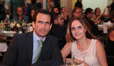  Javier Fernández y Viviana Navarro de Fernández.