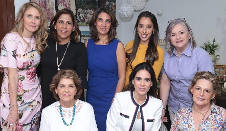  Sandra Revilla y Marijó Ascanio con la familia Rodríguez.