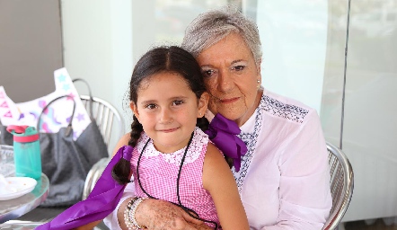 Mayte Quibrera con su abuela Raquel Bárcena.
