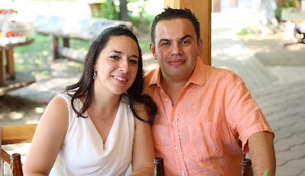  Lorena Flores y Juan José Toranzo.