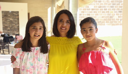  Malena Sánchez con sus hijas Mariel y Sofía Espinoza.