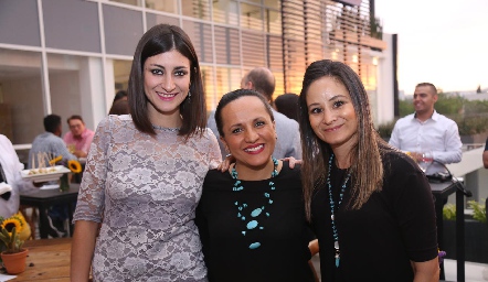  Denisse Acevedo, Roxana López y Fernanda Martínez.