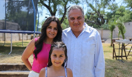 Sindhya Gutiérrez y Rafael Aguilar con su hija Vale.