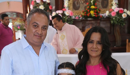  Vale con sus papás Rafael Aguilar y Sindhya Gutiérrez.