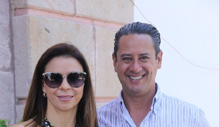Lupita Mercado y Manuel González con su hija Isa.
