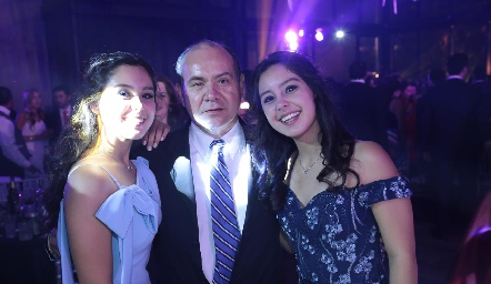  Roberto López con sus hijas Montse y Marijó López.