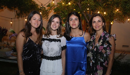  Rocío Nieto con sus hijas, Isa, Regina y Rocío Mendizábal.