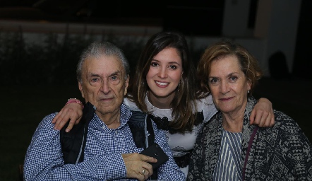  Regina Mendizábal con sus abuelitos Antonio Nieto y Rocío Ávila.