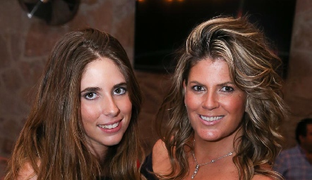  Isa Cofiño con su mamá Karina Romero.