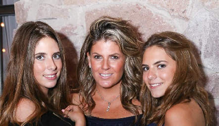  Isa Cofiño, Karina Romero y Alexia Cofiño.