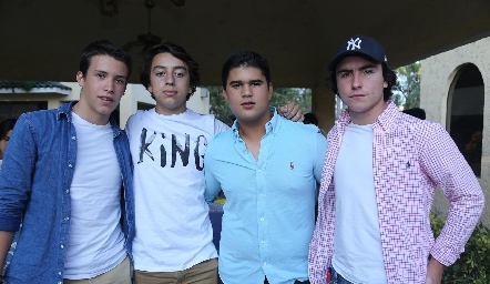  Güero Pizzuto, Padilla, P.J y Mateo Guerra.