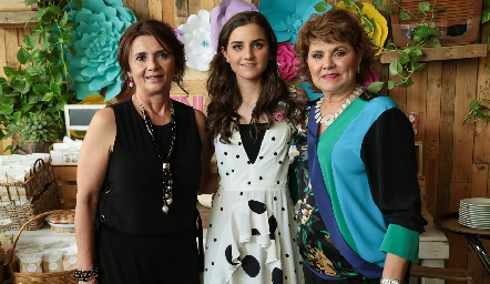  Eugenia Musa con su futura suegra y su mamá, Irasema Medellín de Abud y María Eugenia Celis de Musa.