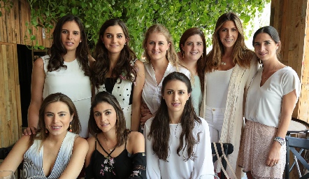  Eugenia con sus mejores amigas.