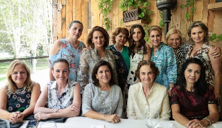  Eugenia con sus tías.