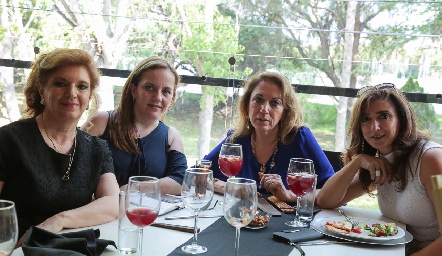  María Elena Abud, María Elena León, July y Martha Abud.