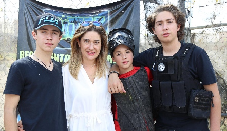  Lilian Dorador con sus hijos Juan Pablo, Tote y Humberto Abaroa.