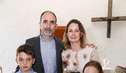  Pía con la familia Abaroa Artolózaga.