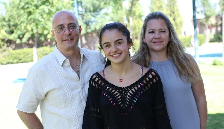  Montse con sus papás Sergio Bedolla y Lorena Martínez de Bedolla.