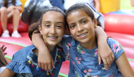  Andrea y Camila.