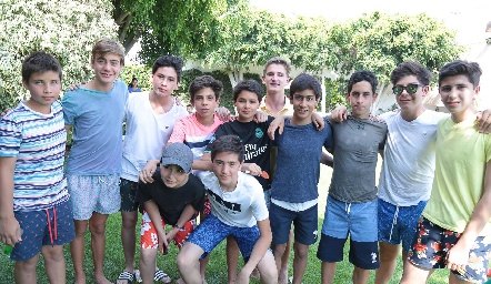  Julián junto a sus mejores amigos.