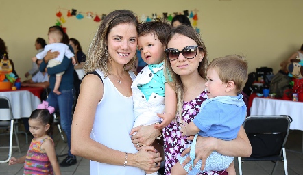  Monze Martell y Paulina López con sus hijos.