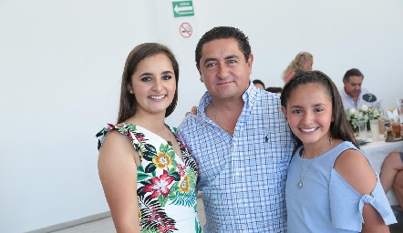  Mario del Valle con sus hijas Lety y Valeria.
