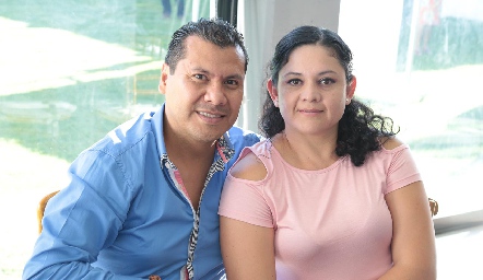  Víctor Carmona y Rebeca Aldana.