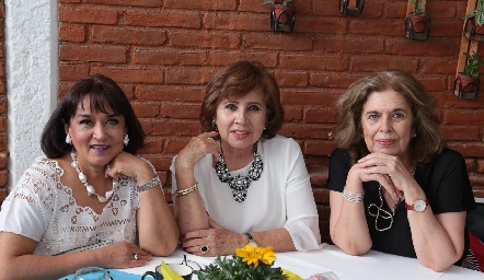  Rosario Fuentes, Mary Carmen Flores y Josefina Conde.