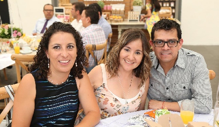  Claudia Flores, Artemisa Díaz y Luis Escalante.