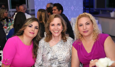  Clarisa Esparza, María Teresa Esquivel y Mariand Esparza.
