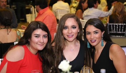  Nicole Michel, Nuria Flores y Montse Flores.