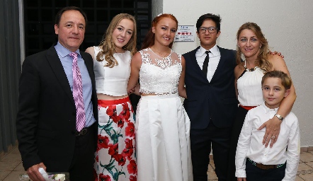 Christian, Mildret y Nuria Naranjo, Jorge Aguilar, Mildret del Valle y Christian Naranjo.