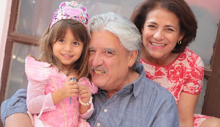  Isa, Felipe Botello y Yolanda Martínez.
