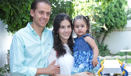 José Alberto Torres y Maricarmen Meade con su hija Fer.