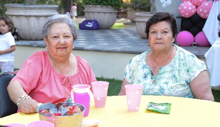  Guadalupe González Navarro y Carmen Hermosillo de Andrés.