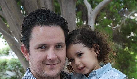  Alberto Bejarano con su hija.