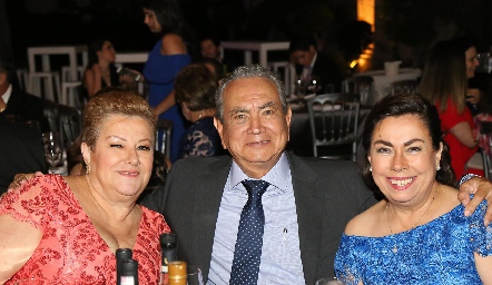  Laura Lozano, René Meza y Eugenia Córdova .