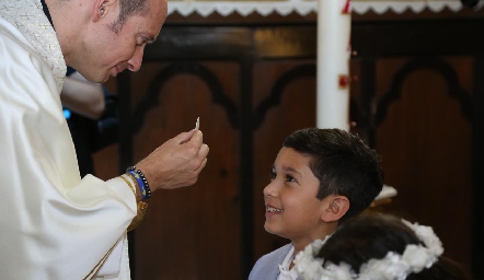  Joaquín a punto de recibir la Eucaristía.