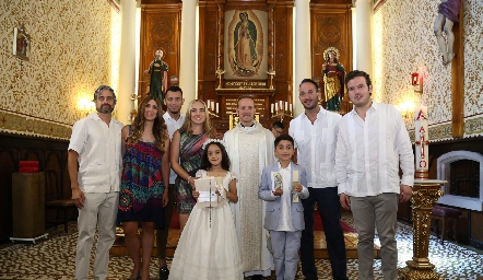  Joaquín y Natalia con sus papás, padrinos y el padre Pablo.