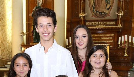 Joaquín y Natalia con sus hermanos.