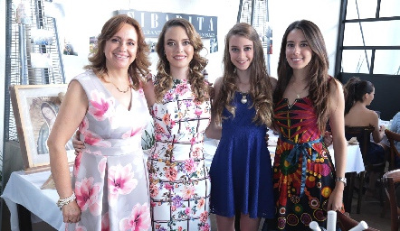 Evelina Cadena con sus hijas Marcela, Mariana y Alejandra O´Farril.
