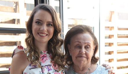  Marcela O´Farril  con su abuelita Evelina Malacara de Cadena.