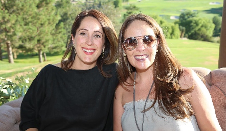  Cristina de González y Marisa de González.