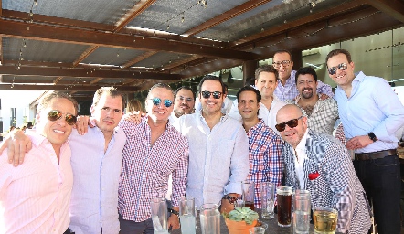  Celebrando.