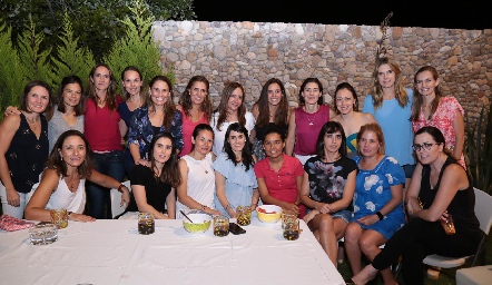  Paulina Vivanco con todas sus amigas, festejando un año más de 	vida.