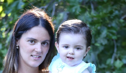  Melissa de Herrera y su pequeña hija Lola.