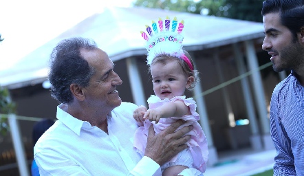  Lorenza con su abuelo Ricardo Gómez.