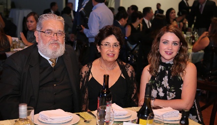  Héctor Jesús Fierro, Margarita de los Santos y Mónica Fierro.