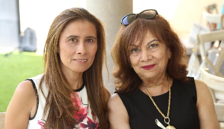  Claudia Quijano con su mamá.